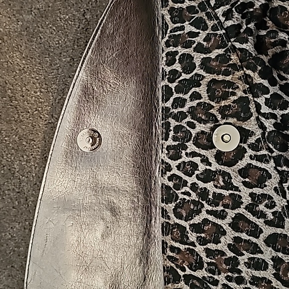 GUESS clutch bag. Animal print w/hearts on inside lining. - Picture 5 of 8